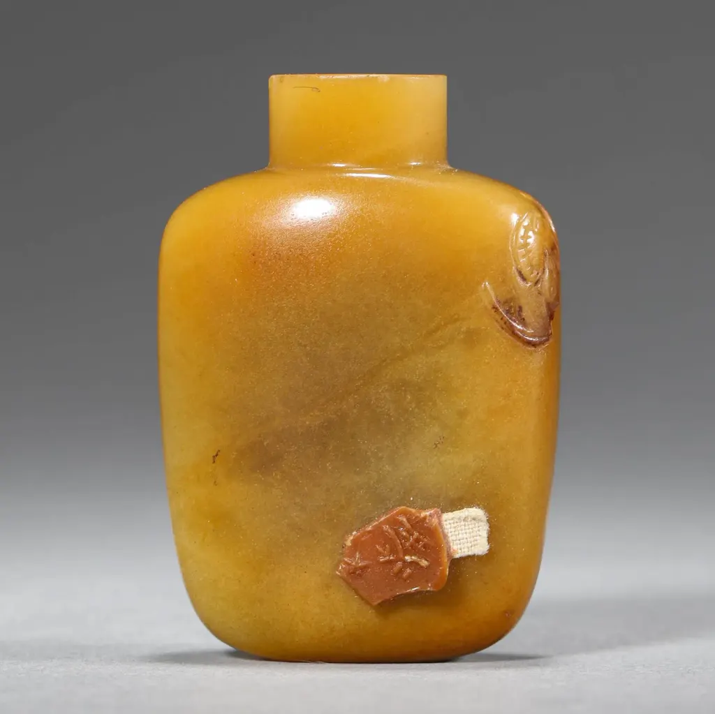 An agate snuff bottle with bat pattern.