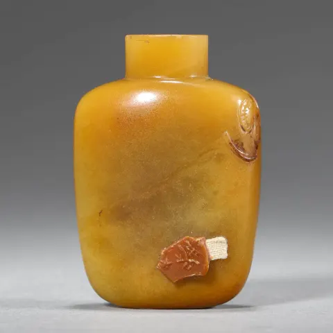 An agate snuff bottle with bat pattern.